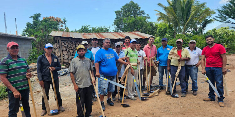 Entregan herramientas y semillas a agricultores de Atescatempa y Zapotitlán