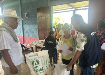 Entregan raciones de alimentos a familias de Champerico y Retalhuleu