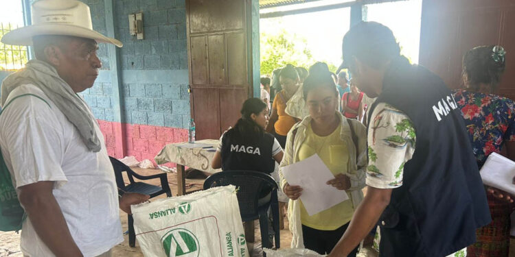 Entregan raciones de alimentos a familias de Champerico y Retalhuleu