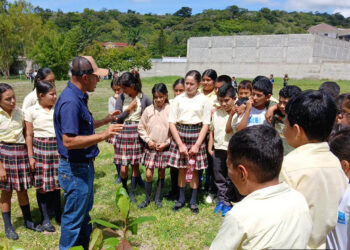 Estudiantes jutiapanecos aprenden la importancia de la reforestación para el medioambiente