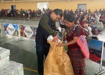 Familias de Alta y Baja Verapaz reciben alimentos por su trabajo comunitario