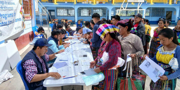 Familias de Retalhuleu y Quiché reciben alimentos gratuitos por su trabajo comunitario