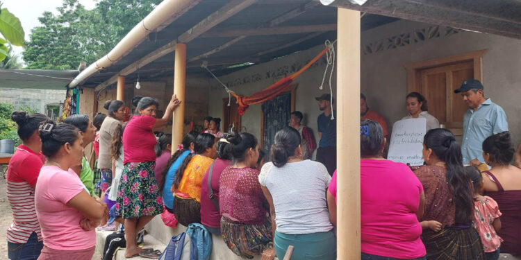 Familias elaboran abonos orgánicos para mejorar sus cultivos