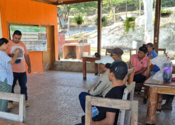 Ganaderos de Zacapa aprenden medidas de prevención contra el Gusano Barrenador