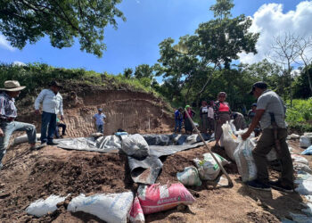 Instalan geomembrana para beneficiar riego y producciones en Baja Verapaz