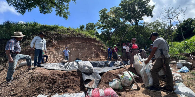 Instalan geomembrana para beneficiar riego y producciones en Baja Verapaz