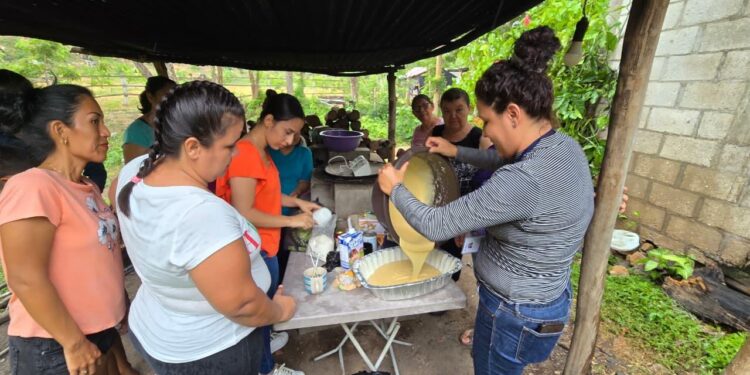Mujeres de los CADER reciben capacitación para emprendimientos