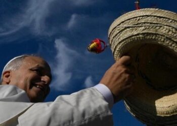 Jóvenes guatemaltecos entregan al Papa León XIV sombrero tradicional de Esquipulas