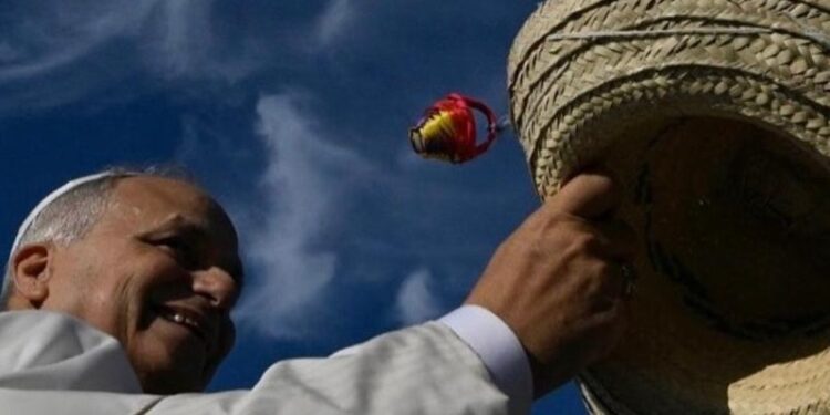 Jóvenes guatemaltecos entregan al Papa León XIV sombrero tradicional de Esquipulas