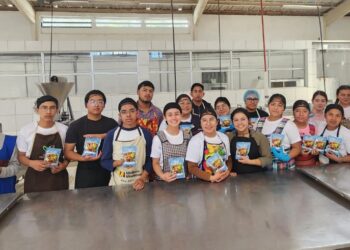 Servidores cívicos aprenden el procesamiento de alimentos