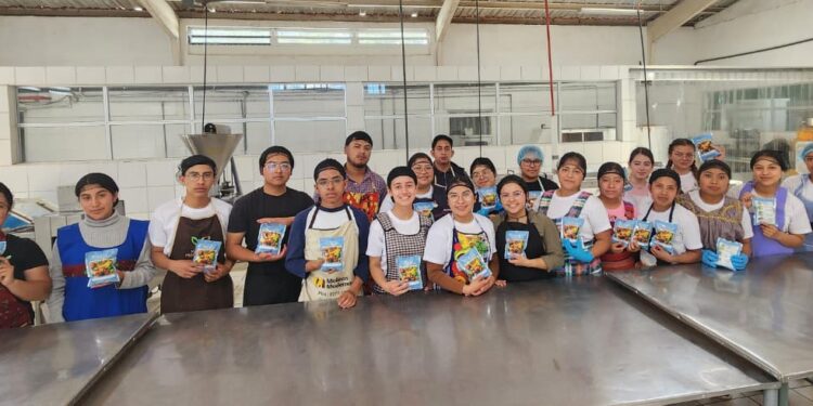 Servidores cívicos aprenden el procesamiento de alimentos