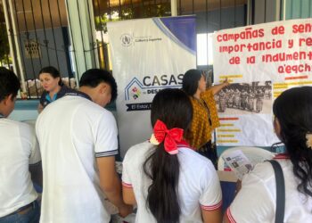 Colores que hablan: Estudiantes Q’eqchi’ descubren el simbolismo de su vestimenta ancestral en Izabal