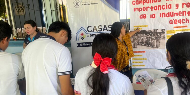 Colores que hablan: Estudiantes Q’eqchi’ descubren el simbolismo de su vestimenta ancestral en Izabal