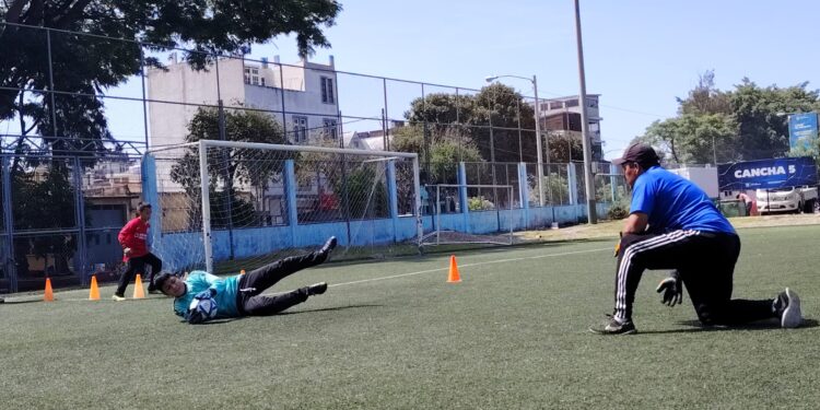 ¡Porteros del futuro! La Academia de los Campos del Roosevelt te espera con clases gratuitas