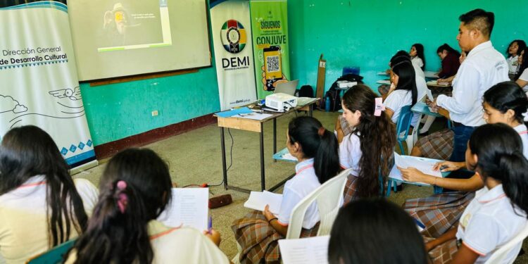 Taller literario: Estudiantes de Santa Rosa exploran la obra de Miguel Ángel Asturias
