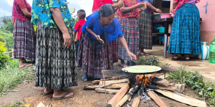 Mujeres Q’eqchi’ de Baja Verapaz, fortalecen su identidad a través de la gastronomía ancestral