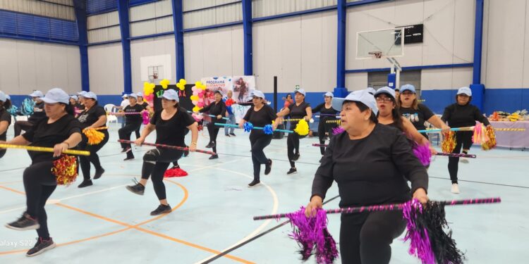 ¡A mover el cuerpo! Festival de gimnasia coreográfica llena de alegría a adultos mayores en el Parque Erick Barrondo