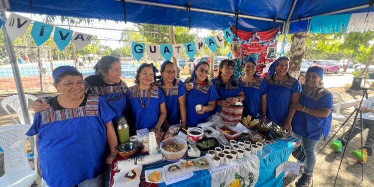 Academia de Baile Latino da vida a la Feria de Jocotenango con un festival en el Parque Erick Barrondo