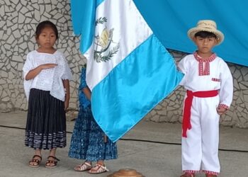 Día de la Bandera: Niños de Cobán la celebran con arte y civismo