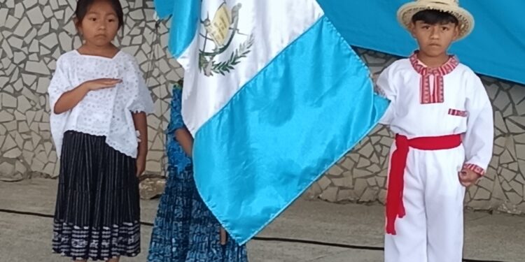 Día de la Bandera: Niños de Cobán la celebran con arte y civismo