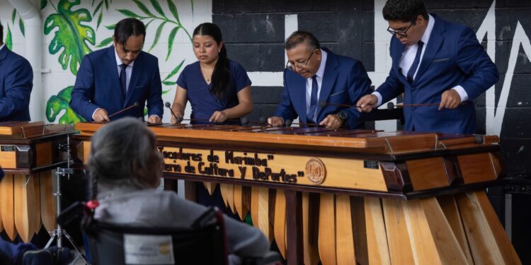 La marimba Q’ojonel Soon del MCD lleva alegría al albergue Santo Hermano Pedro
