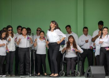 El poder de la música: Coro Nacional de Personas con Discapacidad conmueve a estudiantes