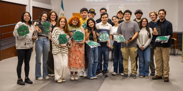 El MUNAE promueve acercamiento del patrimonio cultural con estudiantes universitarios