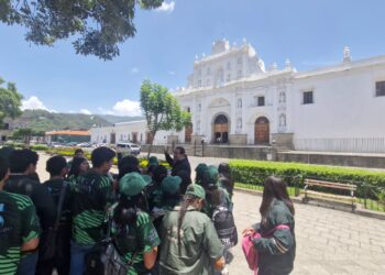 Un viaje por la historia: Ministerio de Cultura fomenta la identidad cultural con visita guiada a estudiantes de Tecpán