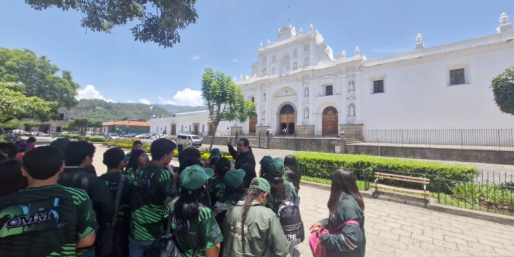 Un viaje por la historia: Ministerio de Cultura fomenta la identidad cultural con visita guiada a estudiantes de Tecpán
