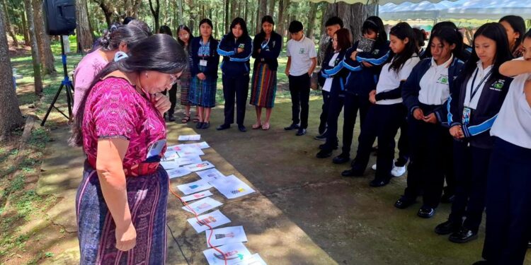 El Ministerio de Cultura y Deportes promueve el valor simbólico de la indumentaria maya