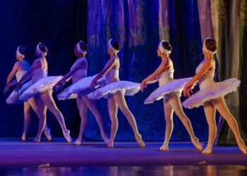 Danza y ovaciones: Ballet Nacional de Guatemala “Christa Mertins” deslumbra con “El lago de los cisnes”