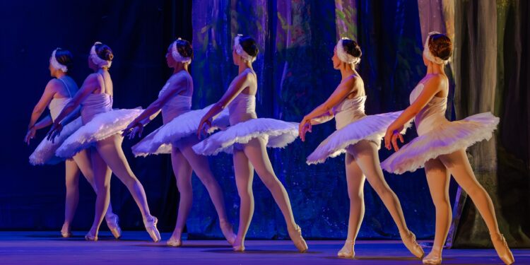 Danza y ovaciones: Ballet Nacional de Guatemala “Christa Mertins” deslumbra con “El lago de los cisnes”