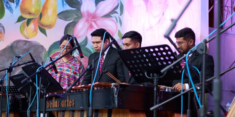 La Marimba de Concierto de Bellas Artes ofrece concierto de gala en la feria de San Bartolomé Milpas Altas