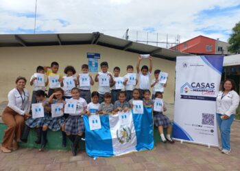 Casa de Desarrollo Cultural de Petén conmemora el Día de la Bandera