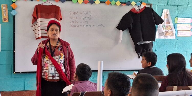 Conversatorio sobre la indumentaria maya en San Pedro Nectá promueve la riqueza cultural del pueblo Mam