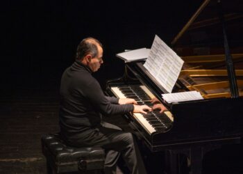 Hugo Arenas, con casa llena, cautiva al público en el Vigésimo Festival de Junio