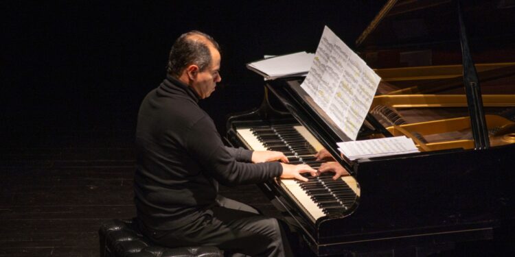 Hugo Arenas, con casa llena, cautiva al público en el Vigésimo Festival de Junio