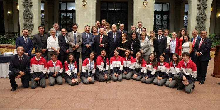 El Cambio de la Rosa de la Paz rinde homenaje a un siglo de servicio del Club Rotario de Guatemala