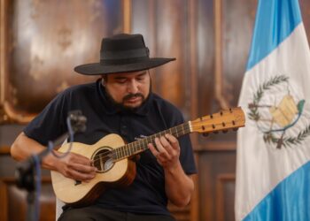 La Guitarrilla, un tesoro musical revitalizado que cautivó en las Tardes de Arte
