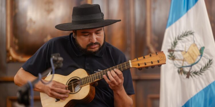 La Guitarrilla, un tesoro musical revitalizado que cautivó en las Tardes de Arte