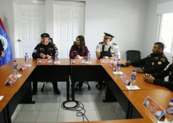 Viceministra Palencia supervisa labor policial en Petén