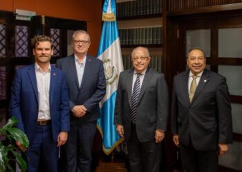 Canciller Martínez Alvarado recibe a representantes de Air Canada previo al vuelo inaugural Montreal-Ciudad de Guatemala