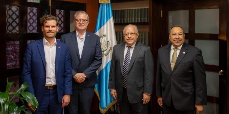 Canciller Martínez Alvarado recibe a representantes de Air Canada previo al vuelo inaugural Montreal-Ciudad de Guatemala