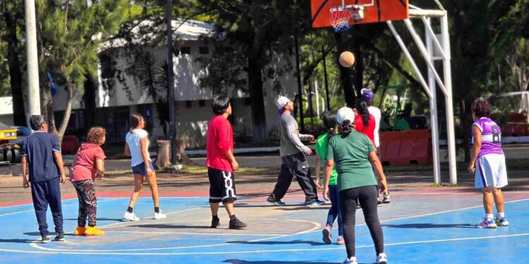 Tres canchas de baloncesto en Campo Marte promueven salud, recreación y convivencia