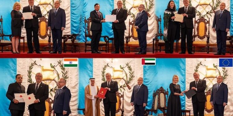 Presidente Bernardo Arévalo recibe cartas credenciales de seis nuevos Embajadores para Guatemala