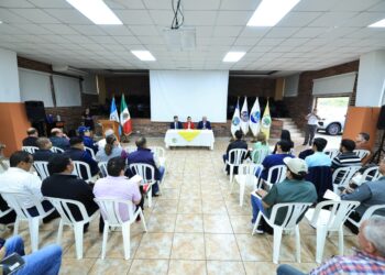 Capacitan a personal sobre trampeo y recolecta de moscas del gusano barrenador