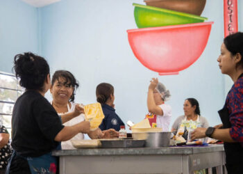 Cosechas de huertos comunales se transforman en platillos saludables