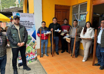 Directores de centros educativos reciben insumos para huertos escolares
