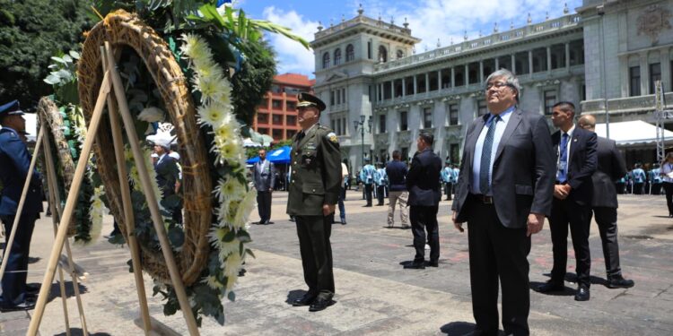 Encendido del fuego patrio enfatiza el compromiso con la libertad y justicia