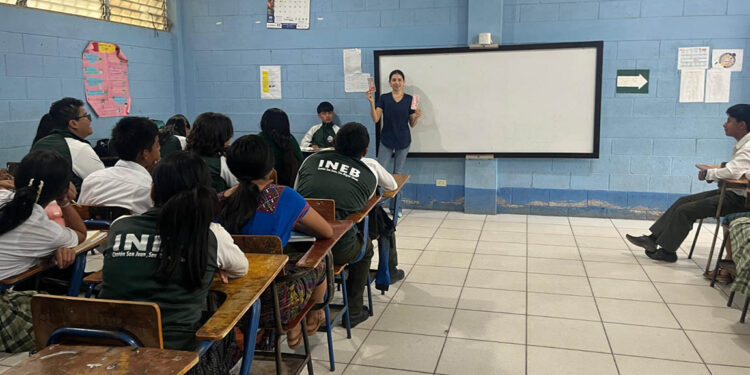 Estudiantes de Baja Verapaz reciben charlas de alimentación saludable y equidad de género